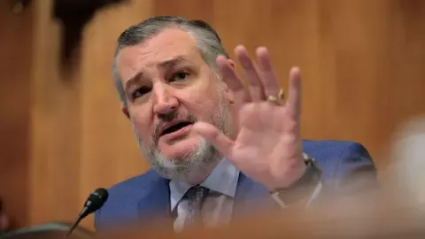 Lawmaker Ted Cruz Compares US Media Regulator to ‘Mobster’ on Jimmy Kimmel Show